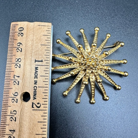 Vintage Signed MONET Gold Tone Starburst Flower Brooch Pin - Picture 3 of 10